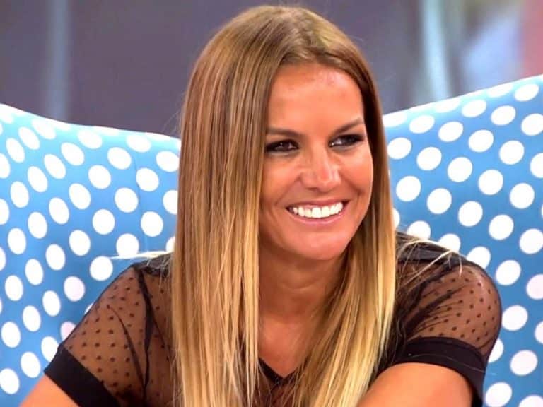 Marta López enseña su conejito peludo