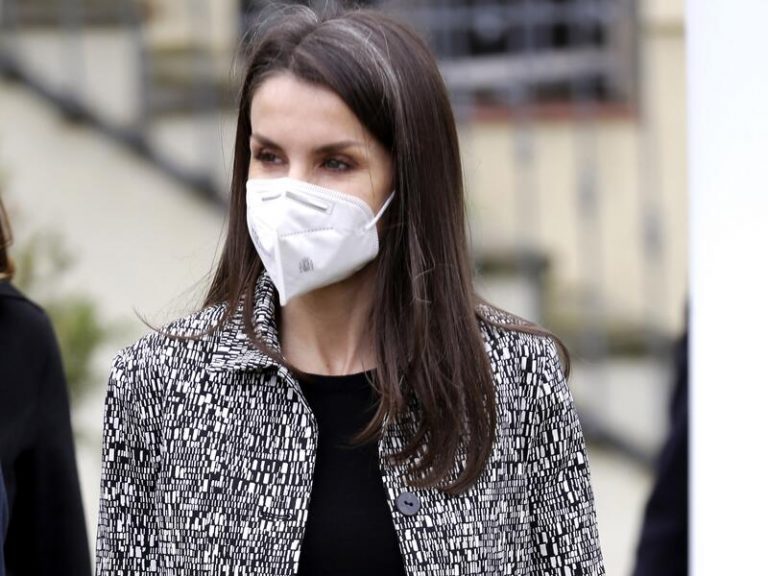 La Reina Letizia impresiona con su elegante look