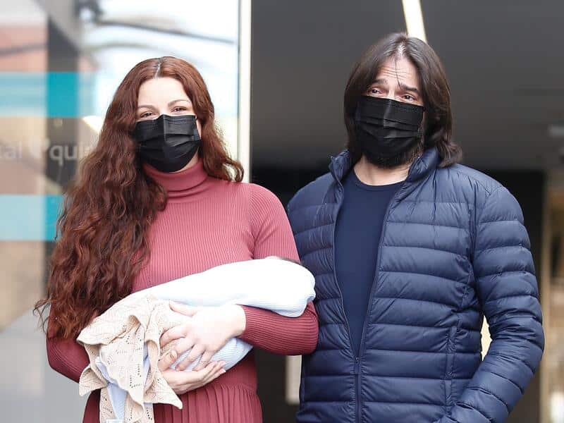 Preciosa foto de Joaquín Cortés y Mónica Moreno junto a su recién nacido