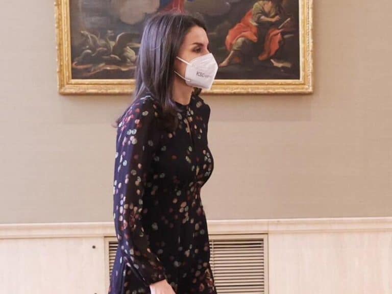 Con canas y chaqueta usada: así ha sido la reaparición de la Reina Letizia