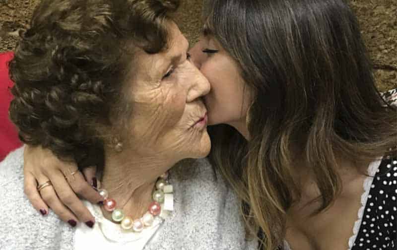 Anna Ferrer y su abuela