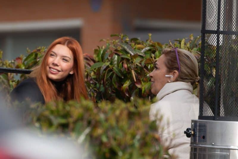 Carmen Borrego y Alejandra Rubio reconciliación en una terraza