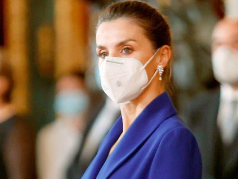 La Reina Letizia sorprende con su look más natural
