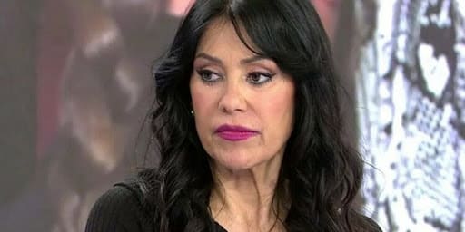 Pillada: Maite Galdeano, conduciendo con el móvil en la mano