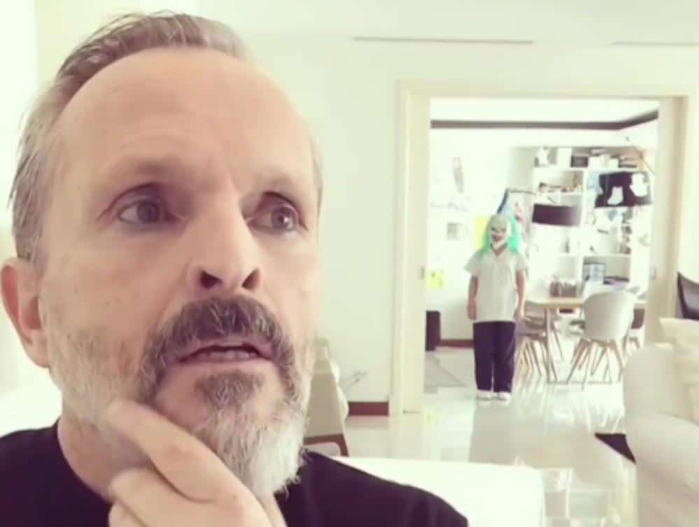 Un nuevo escándalo sacude a Miguel Bosé: "¡Quítate la mascarilla pero ya!"