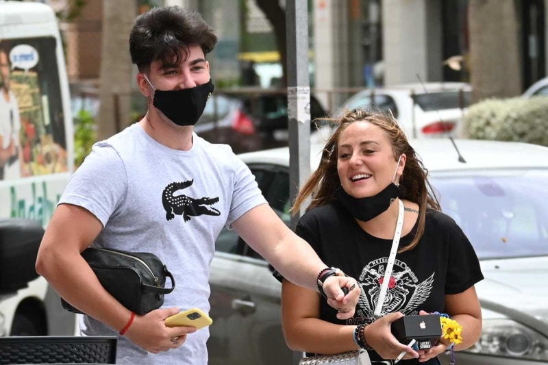 Manuel Bedmar con Rocío Flores en la calle