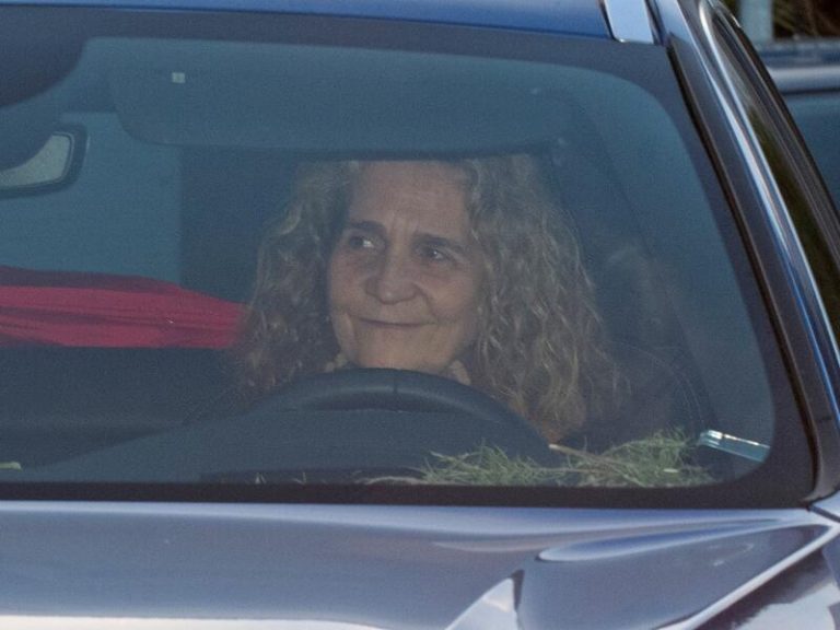 La Infanta Elena tranquila frente a las críticas que recaen sobre ella y su hermana tras haber recibido la vacuna contra el Covid-19