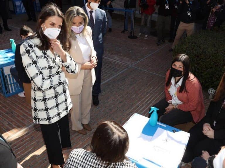 La Reina Letizia se baja de los tacones para recorrer Toledo