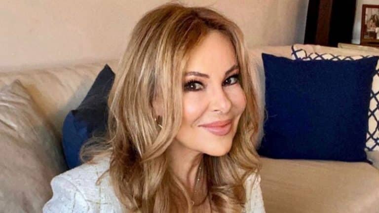 Ana Obregón vuelve e intenta mostrar su mejor sonrisa ante el photocall