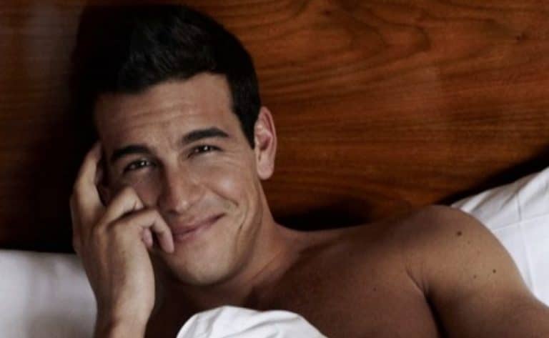 Mario Casas confiesa que su corazón late fuerte por Déborah François