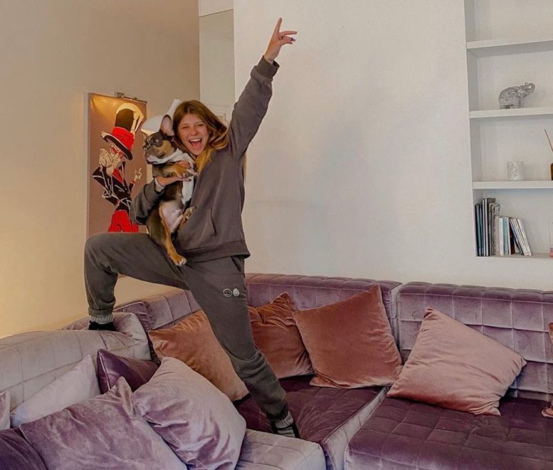 Anita Matamoros en el salón de su casa