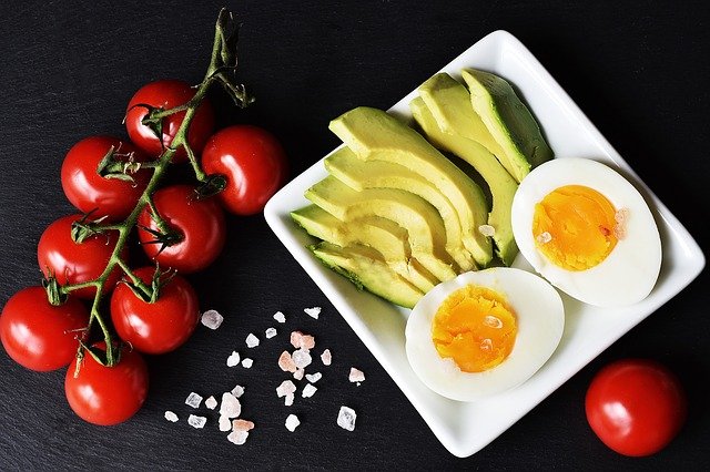 Huevos rellenos de aguacate: saludable y muy rico