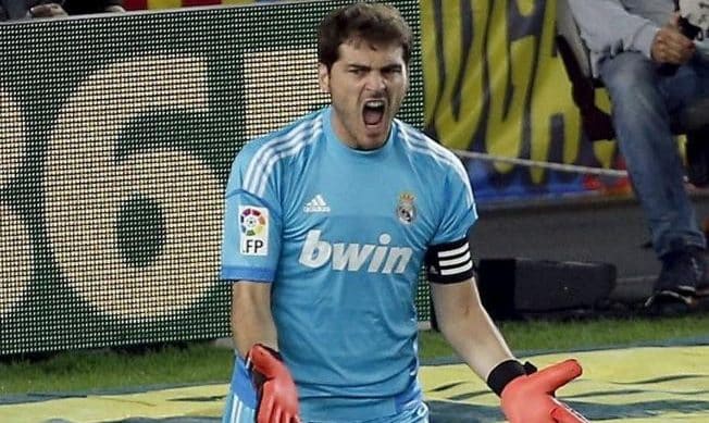 Iker Casillas jugando al futbol