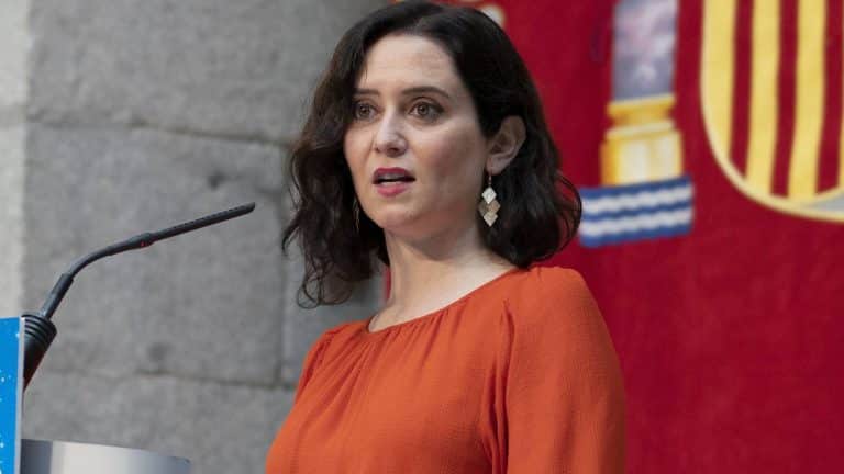 Isabel Díaz Ayuso: su fiel compañero en el que se apoya
