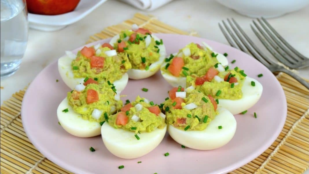 receta de huevos relllenos con aguacate
