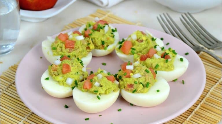 Huevos rellenos de aguacate: saludable y muy rico