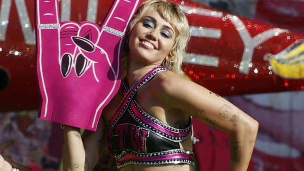 poster Miley Cyrus incendia las redes con el video su tema "Angels Like You" que grabó en la Super Bowl