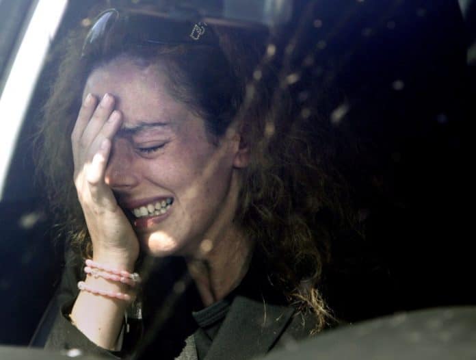 Rocío Carrasco llora en el funeral de su madre