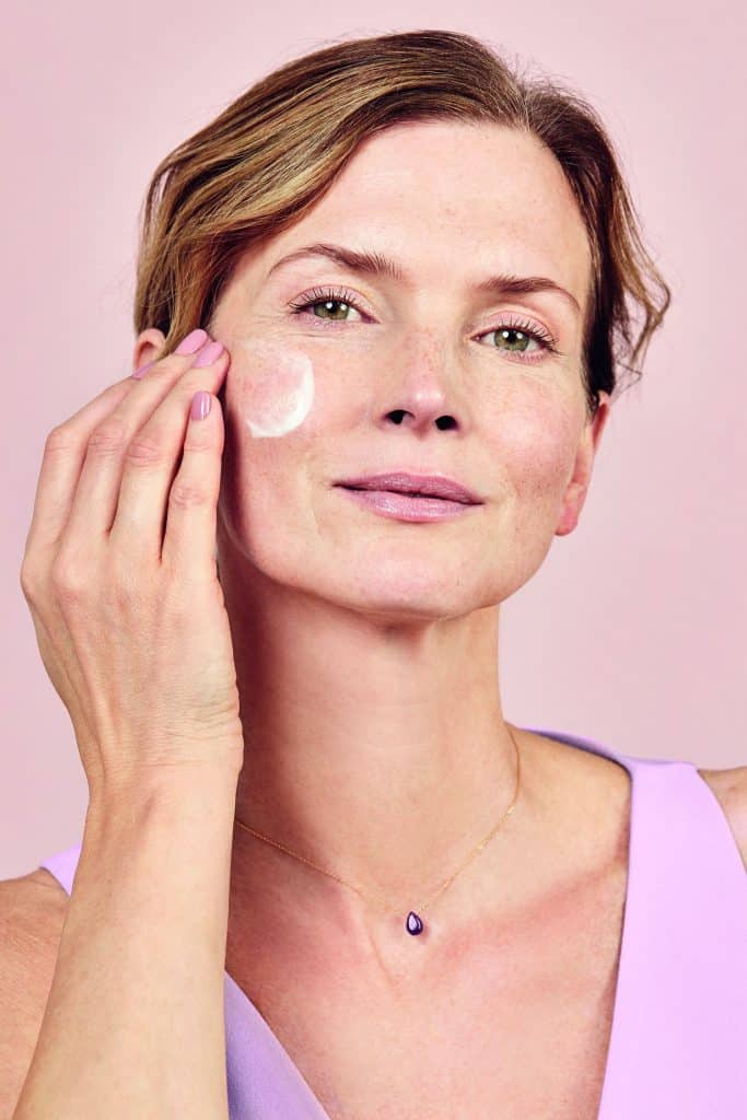 ¡Novedad! AVON presenta la línea de cosméticos que disminuye los efectos de la menopausia en la piel