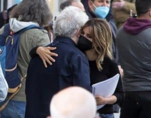 Penélope Cruz y Pedro Almodóvar se abrazan en público