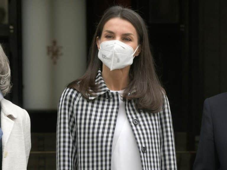La Reina Letizia y su error más garrafal, destroza su precioso look de gabardina ‘black and white’