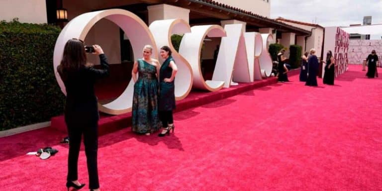 Estos han sido los mejores vestidos  en la alfombra roja de los Oscars 2021