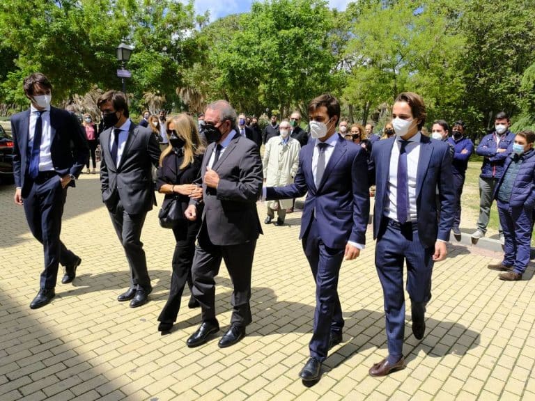 Pedro Trapote desolado en el entierro de su hijo