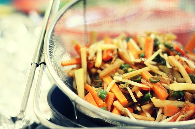Un exquisito wok de verduras con arroz, sano y barato