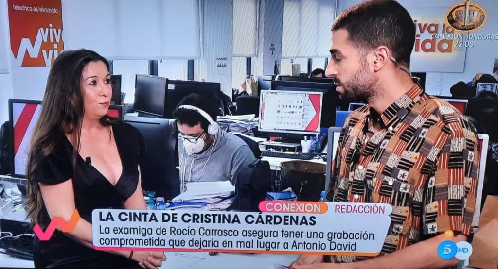 Cristina Cárdenas como Fredy Krueger, amenaza a Antonio David con la cinta grabada del maltrato
