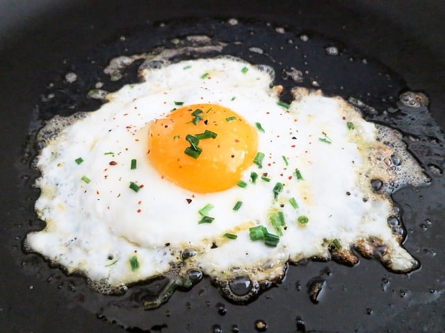 Truco para hacer unos perfectos huevos fritos con puntilla