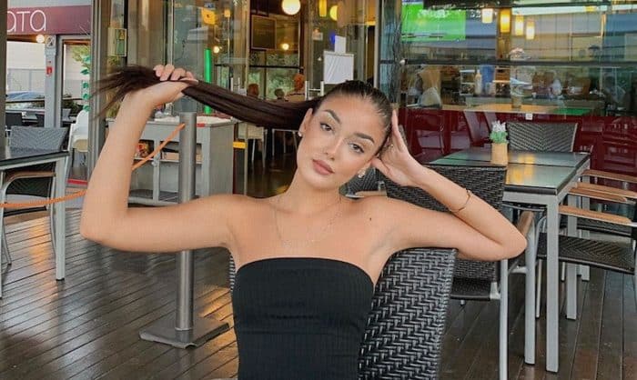 Julia Janeiro posando en Instagram