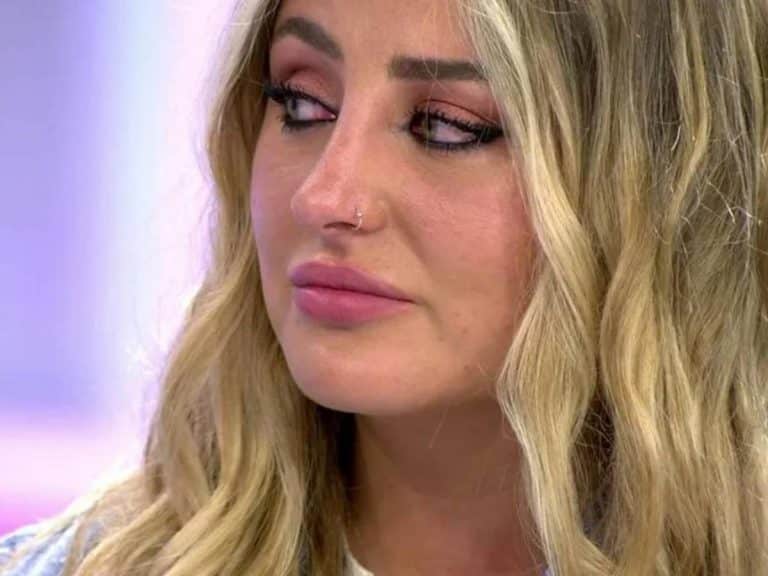 Rocío Flores, muy abatida, digiere las durísimas palabras de su madre Rociíto