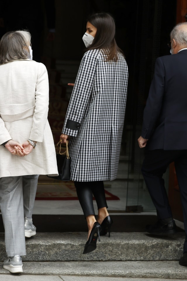 reina-letizia-abrigo-cuadros-vichy-mirto-etiqueta-zapatos-manolo-blahnik