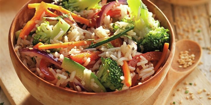 Un exquisito wok de verduras con arroz, sano y barato