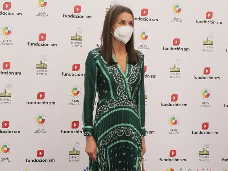 La reina Letizia rescata del fondo  su armario el vestido que le une a su ex compañera Sonsóles Ónega