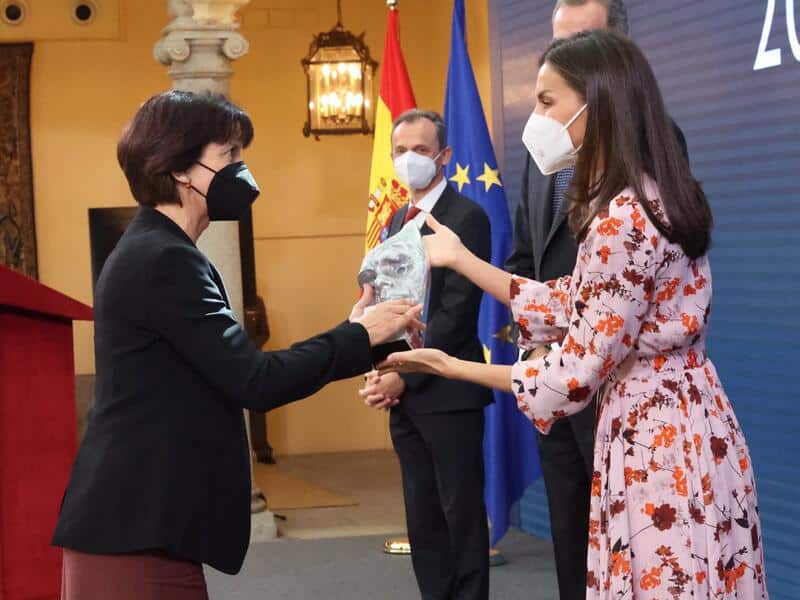 La Reina Letizia marca tendencia recuperando su vestido de flores preferido