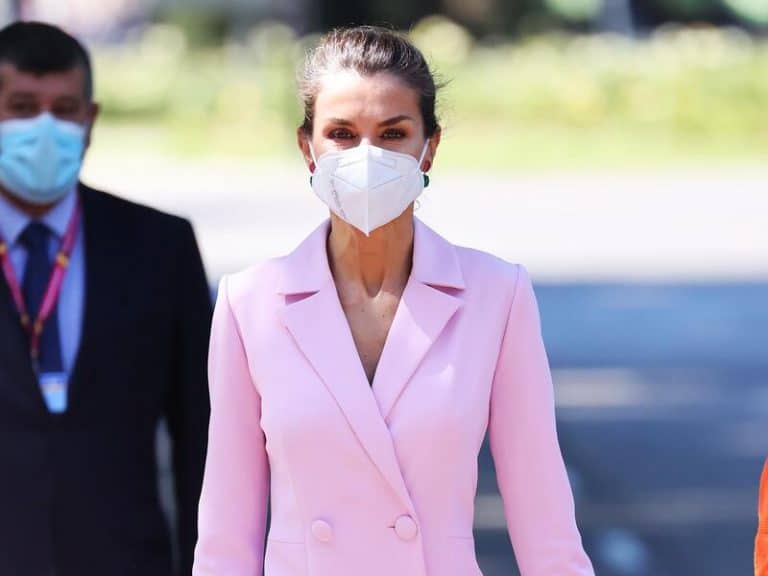 Reina Letizia: vuelve al vestido esmoquin, pero ahora en rosa