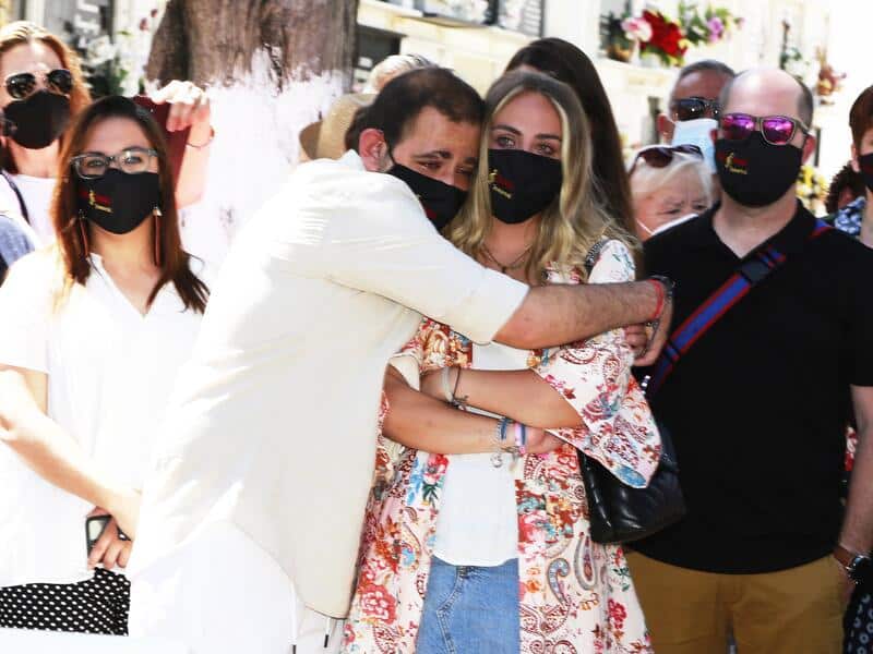 David Flores se abraza fuertemente a su hermana el día de Rocio Jurado envuelto en lloros el día de Rocío Jurado