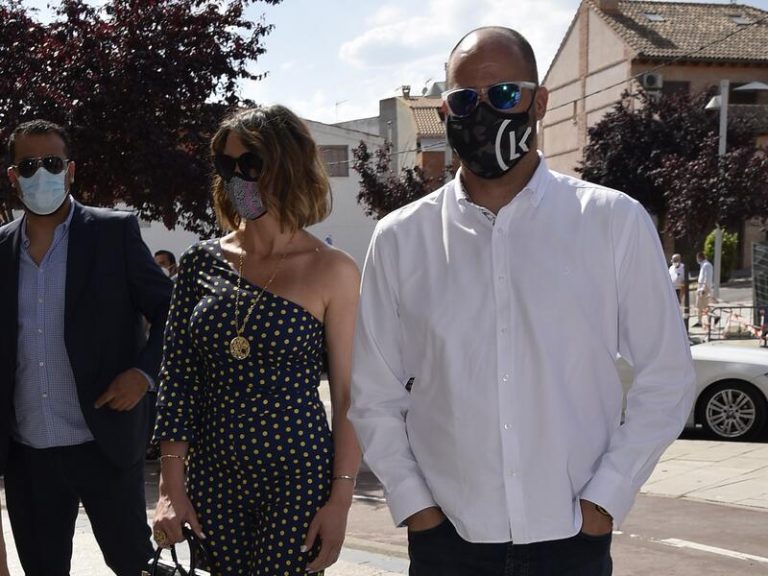 María Jesús Ruiz con Curro a los toros, responde a Gil Silgado