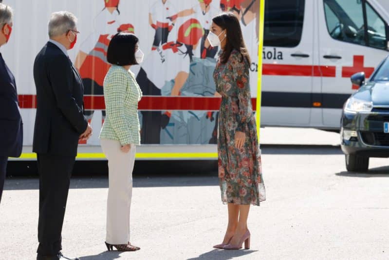 letizia canas 2021 vestido flores midi gasa zara por menos 50 euros tacon cuadrado