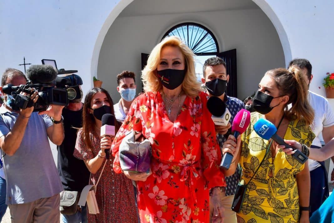 Rosa Benito con la familia de Rocío Jurado en el dia homenaje