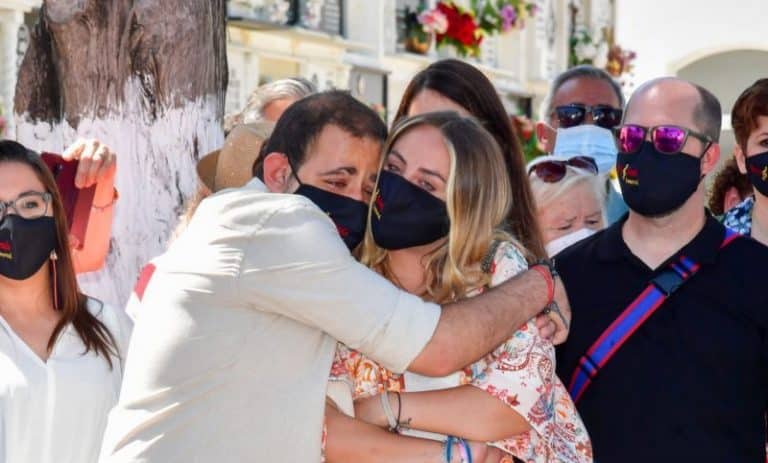 David Flores y Rocío lloran a moco tendidos y abrazados, sin su madre