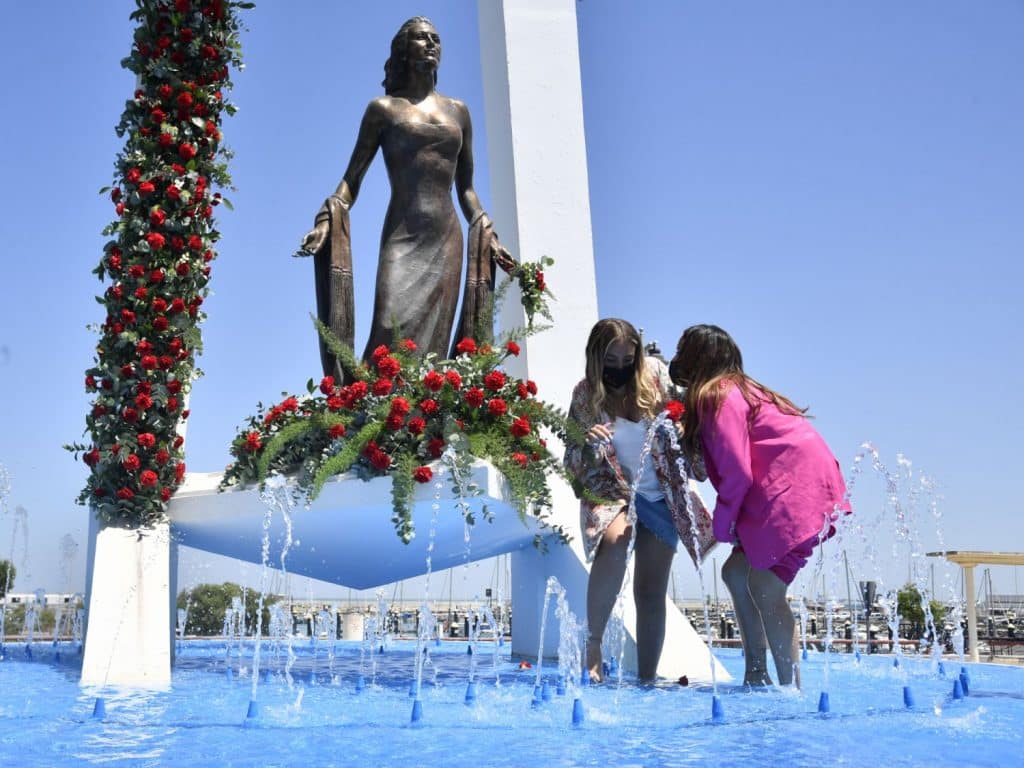 gloria camila y rocío flores se meten en la fuente de rocío jurado