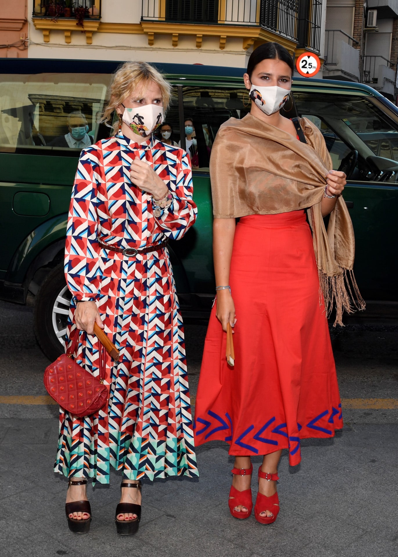 Cayetana Rivera Martínez de Irujo. De rojo y con un chal estaba muy elegante.