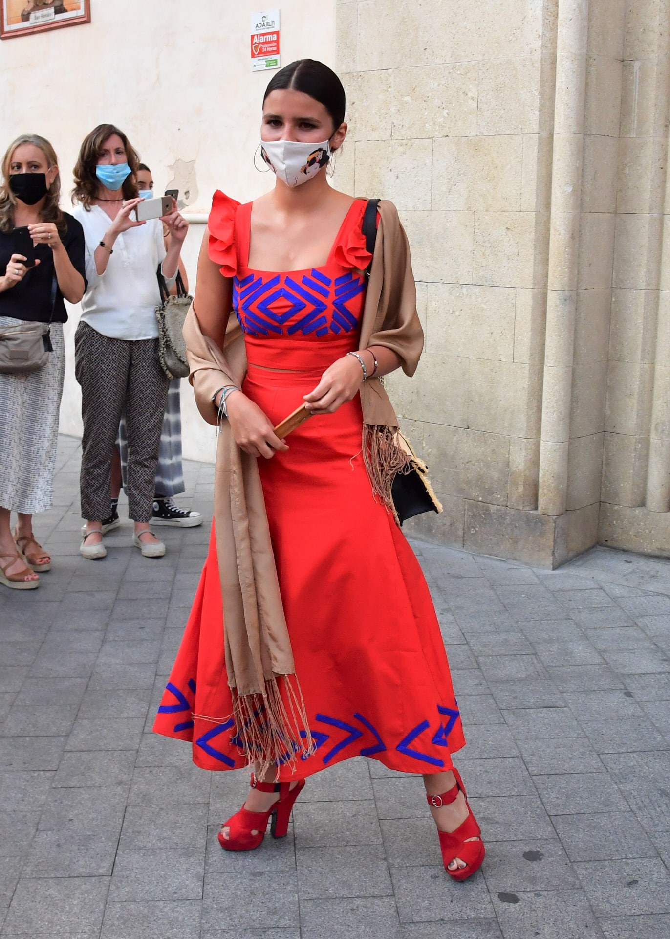 Cayetana Rivera Martínez de Irujo. De rojo y con un chal estaba muy elegante.