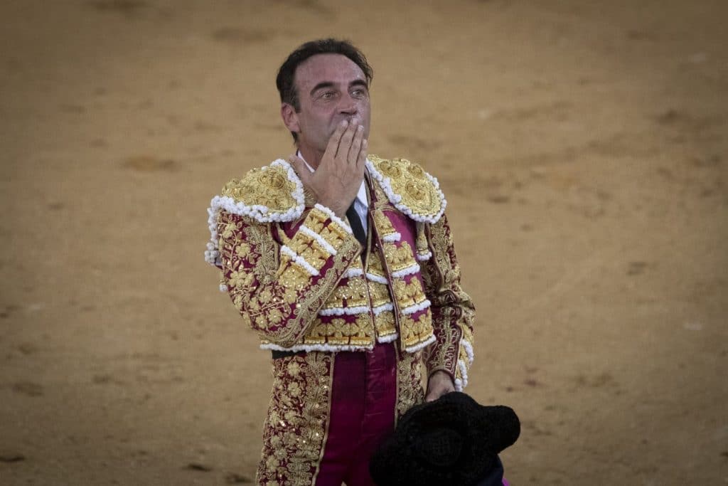 el beso de enrique ponce a ana soria en la plaza