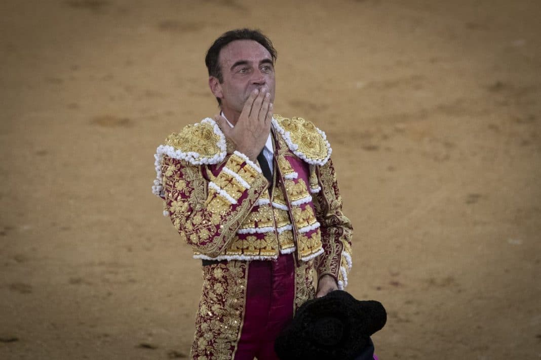 el beso de enrique ponce a ana soria en la plaza