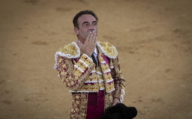 el beso de enrique ponce a ana soria en la plaza