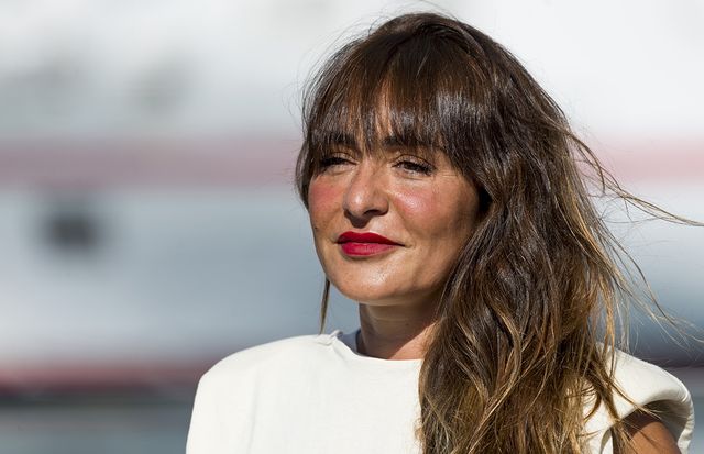 Candela Peña y la peineta al ciberacoso que ha sufrido