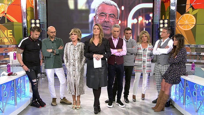 Carlota Corredera se arrodilla ante los colaboradores de Telecinco en plena ola de críticas